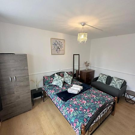 2 Bedroom Flat, 2 Minutes Walk To Bethnalgreen Station, Central Лондон Экстерьер фото