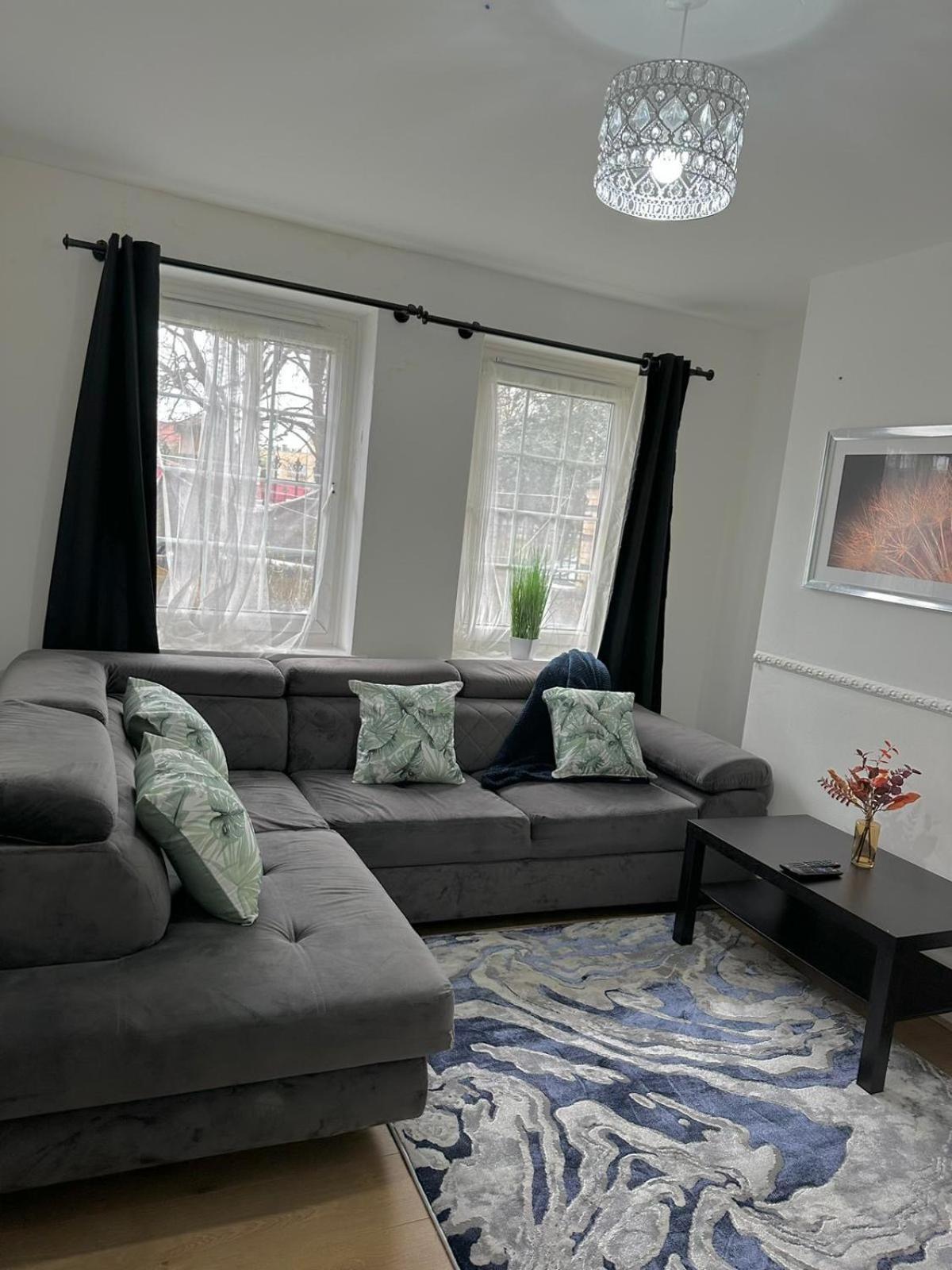 2 Bedroom Flat, 2 Minutes Walk To Bethnalgreen Station, Central Лондон Экстерьер фото