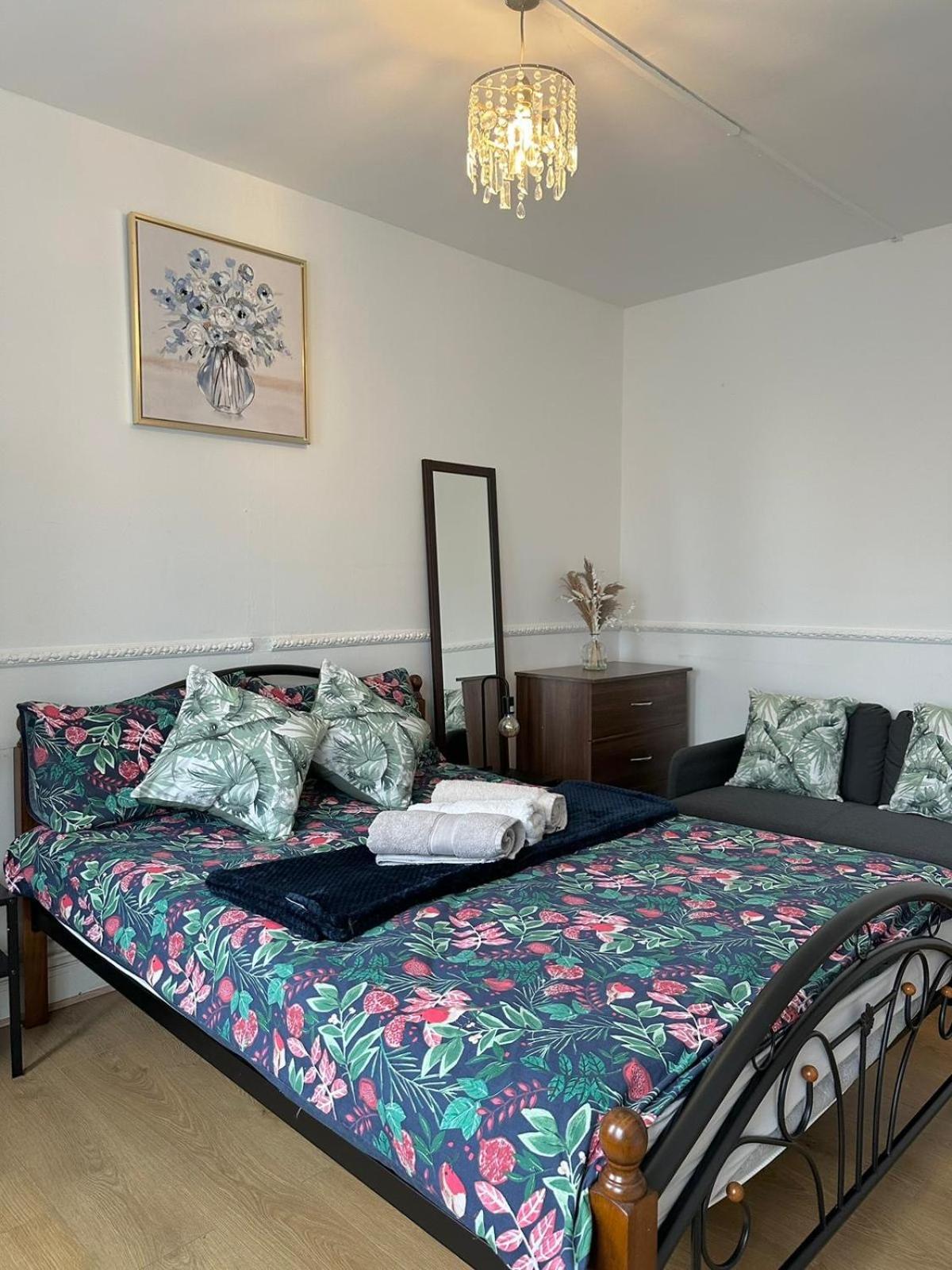 2 Bedroom Flat, 2 Minutes Walk To Bethnalgreen Station, Central Лондон Экстерьер фото