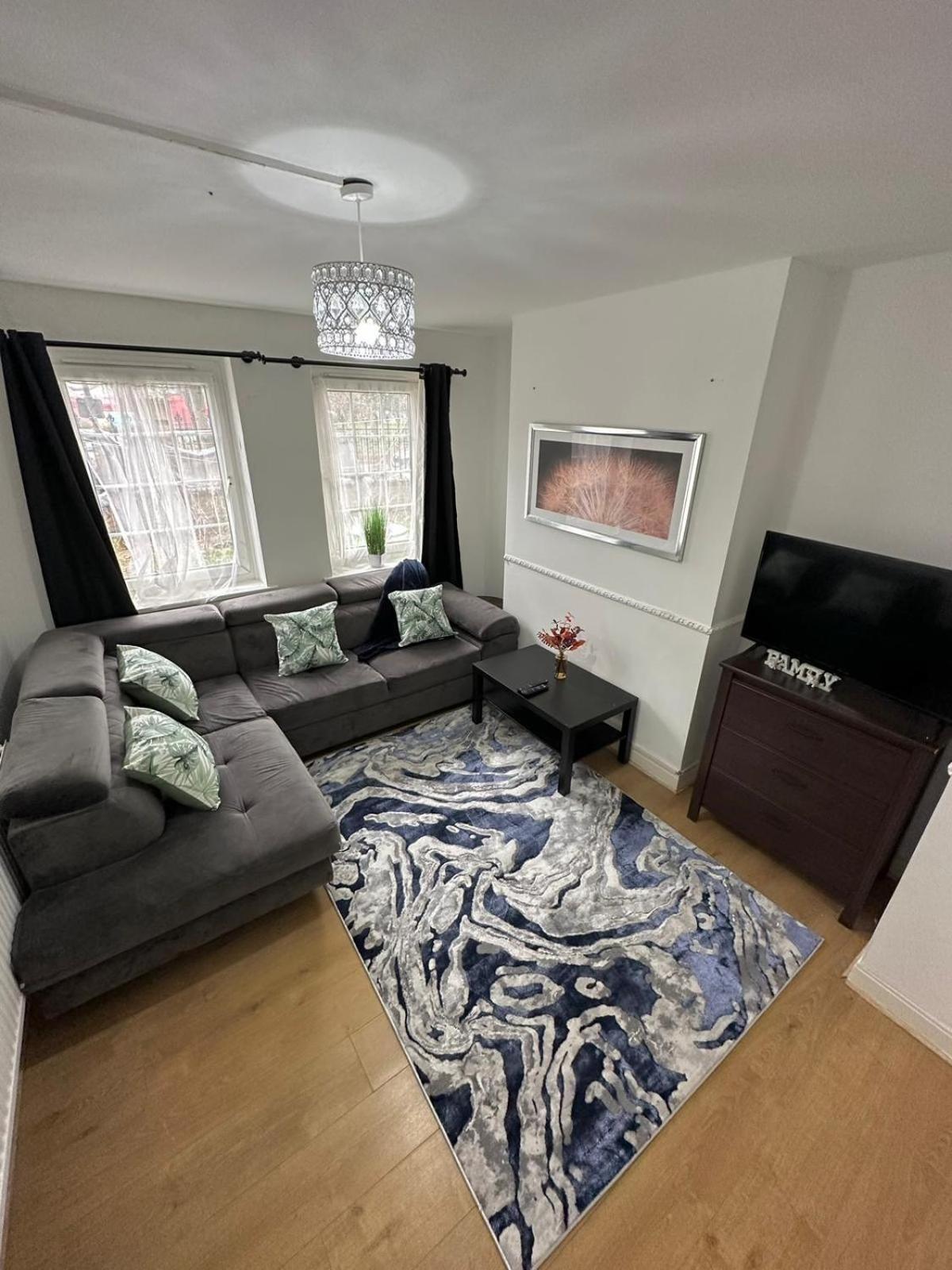 2 Bedroom Flat, 2 Minutes Walk To Bethnalgreen Station, Central Лондон Экстерьер фото