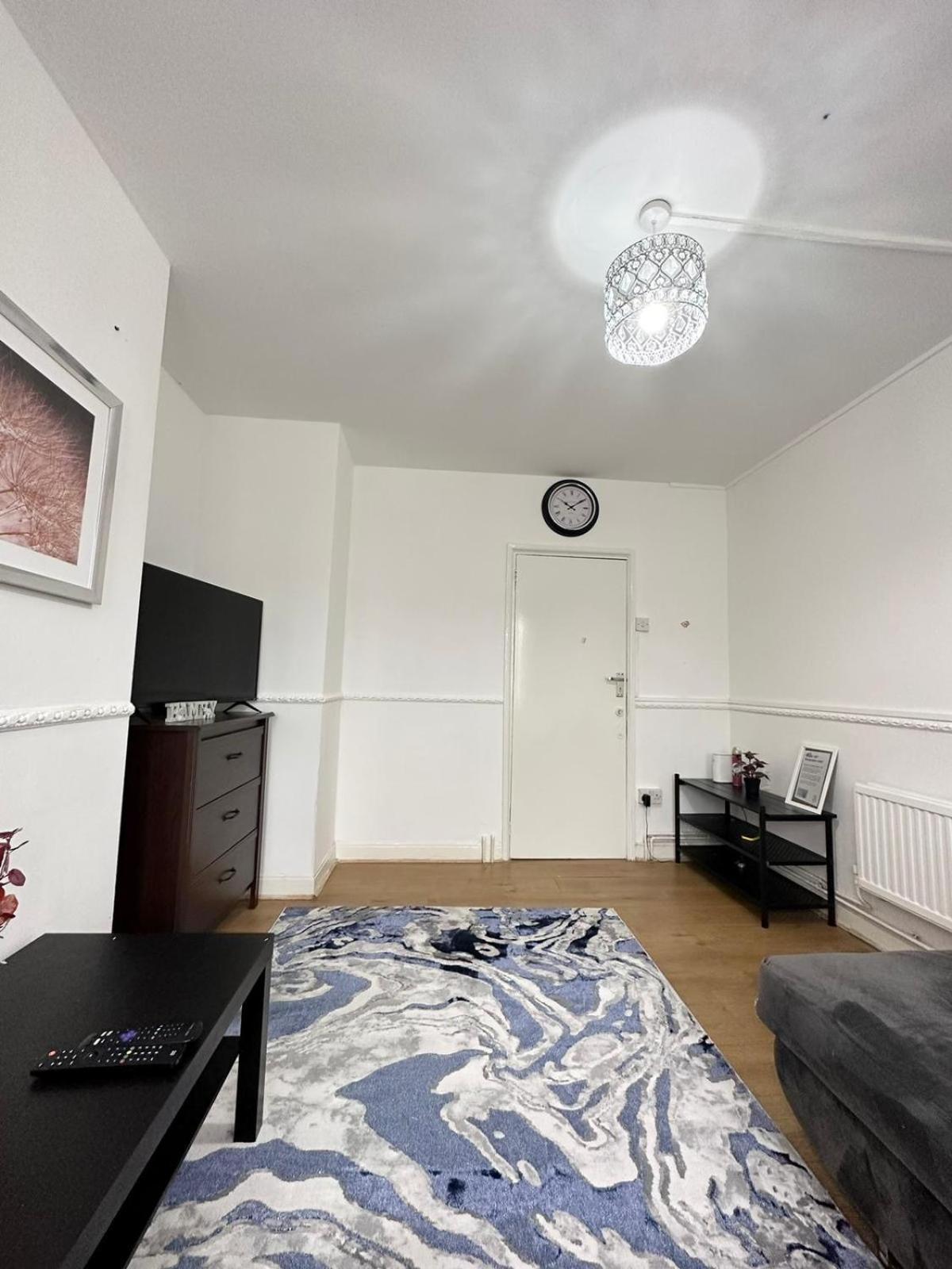 2 Bedroom Flat, 2 Minutes Walk To Bethnalgreen Station, Central Лондон Экстерьер фото