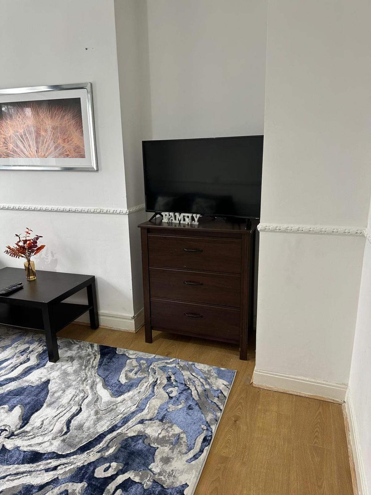 2 Bedroom Flat, 2 Minutes Walk To Bethnalgreen Station, Central Лондон Экстерьер фото