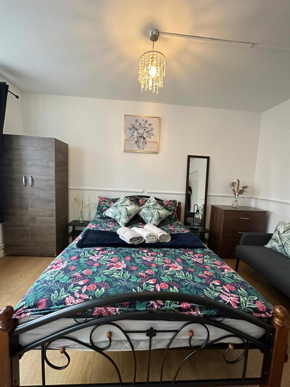 2 Bedroom Flat, 2 Minutes Walk To Bethnalgreen Station, Central Лондон Экстерьер фото