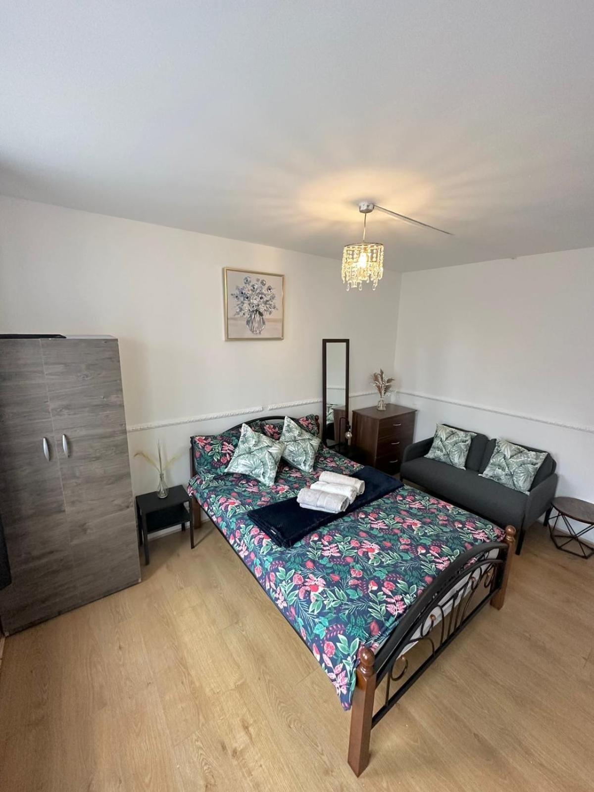 2 Bedroom Flat, 2 Minutes Walk To Bethnalgreen Station, Central Лондон Экстерьер фото