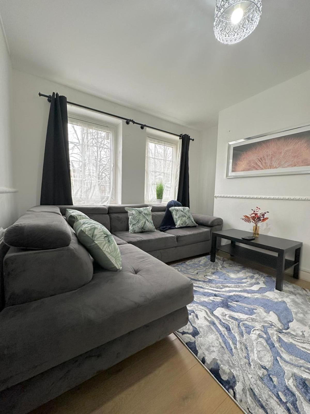 2 Bedroom Flat, 2 Minutes Walk To Bethnalgreen Station, Central Лондон Экстерьер фото
