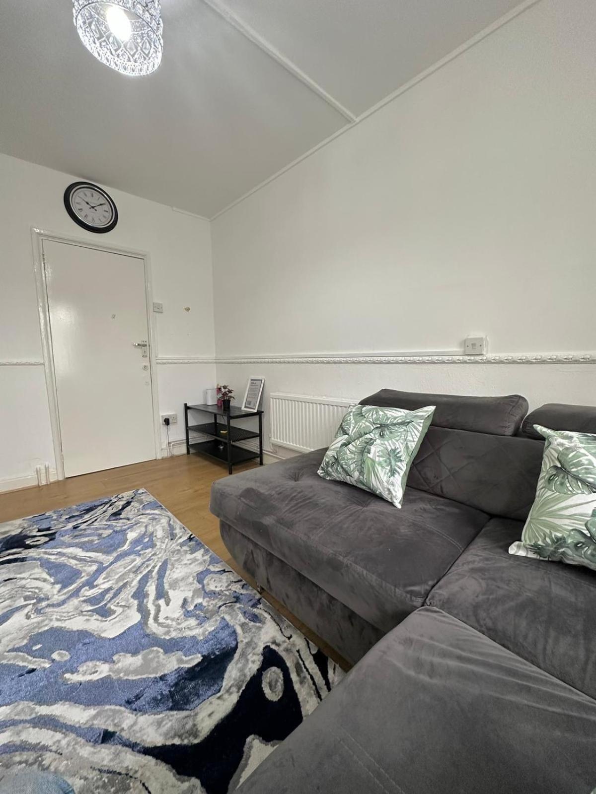 2 Bedroom Flat, 2 Minutes Walk To Bethnalgreen Station, Central Лондон Экстерьер фото
