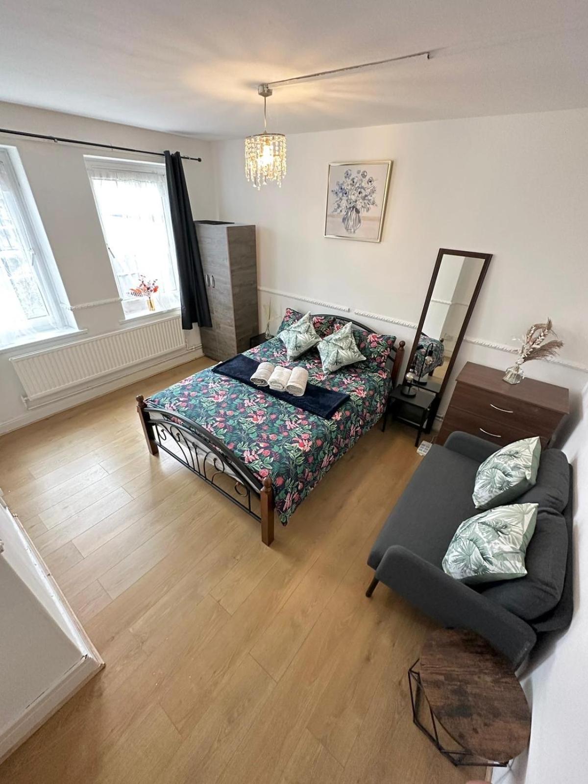 2 Bedroom Flat, 2 Minutes Walk To Bethnalgreen Station, Central Лондон Экстерьер фото