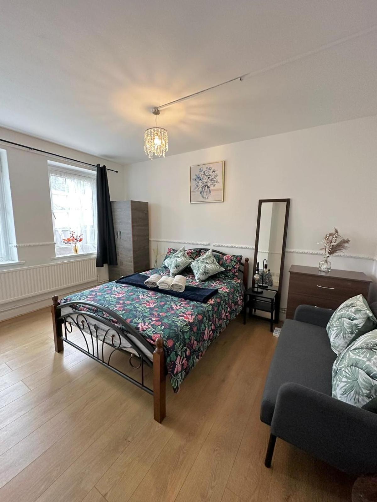 2 Bedroom Flat, 2 Minutes Walk To Bethnalgreen Station, Central Лондон Экстерьер фото
