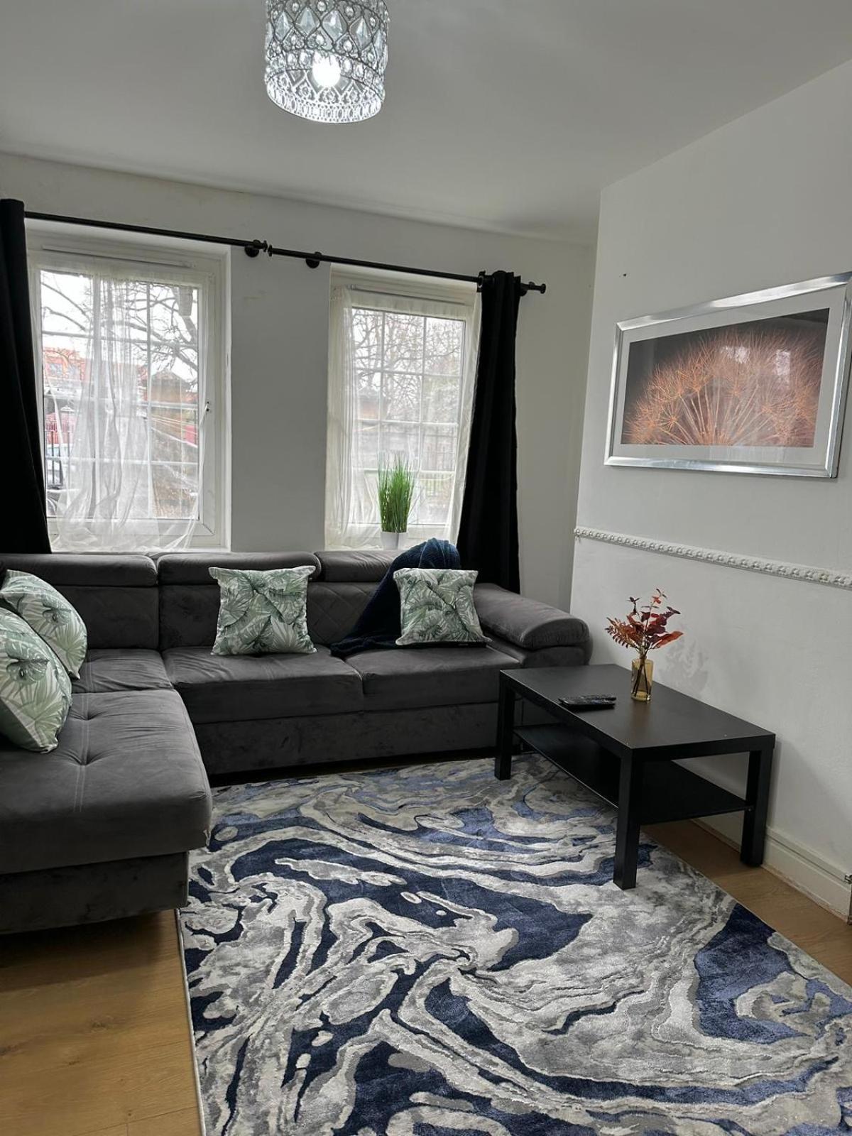 2 Bedroom Flat, 2 Minutes Walk To Bethnalgreen Station, Central Лондон Экстерьер фото