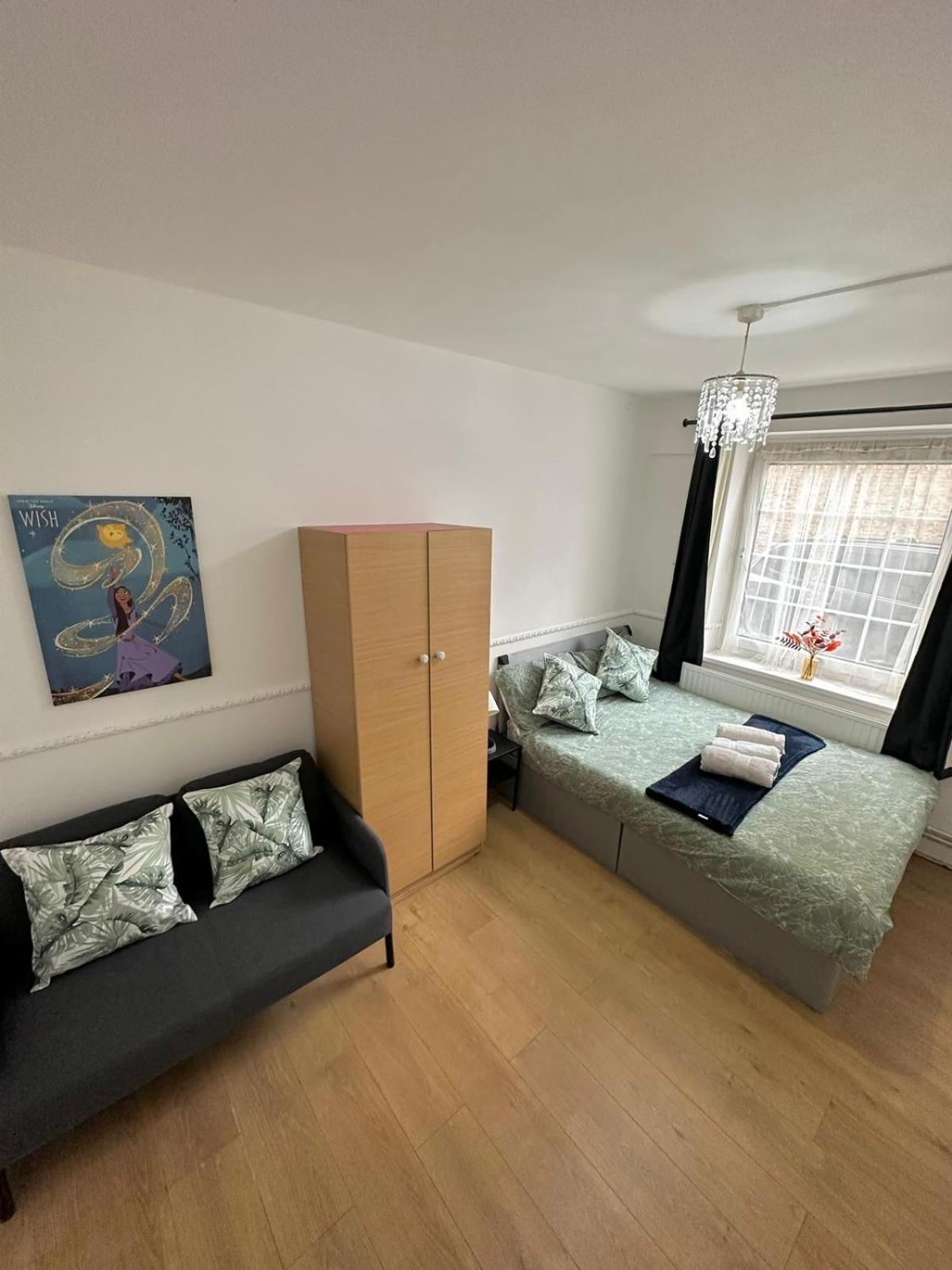 2 Bedroom Flat, 2 Minutes Walk To Bethnalgreen Station, Central Лондон Экстерьер фото