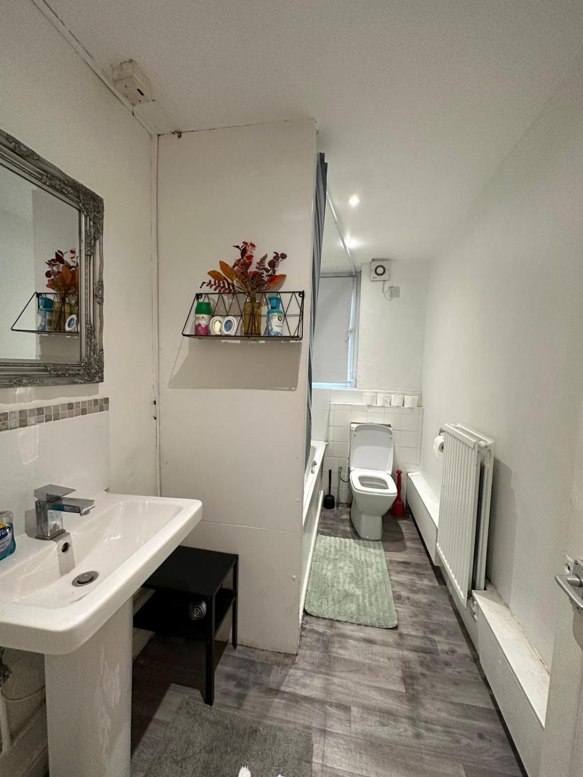 2 Bedroom Flat, 2 Minutes Walk To Bethnalgreen Station, Central Лондон Экстерьер фото