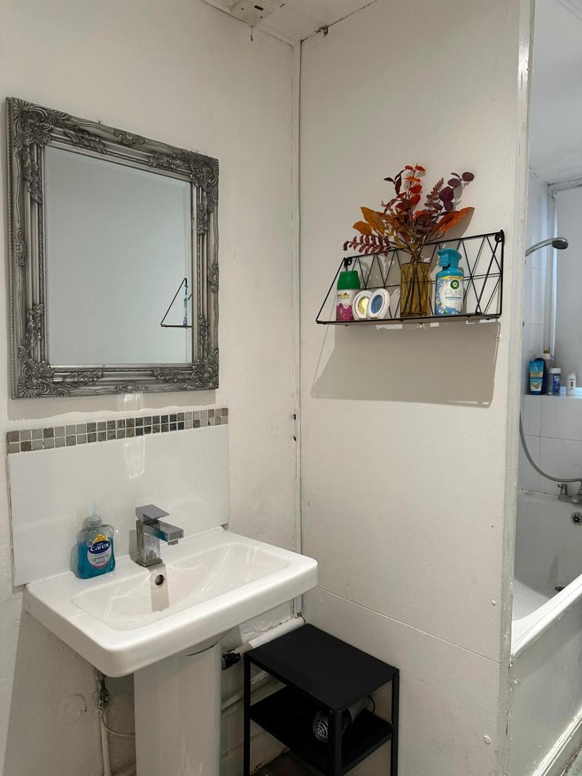2 Bedroom Flat, 2 Minutes Walk To Bethnalgreen Station, Central Лондон Экстерьер фото
