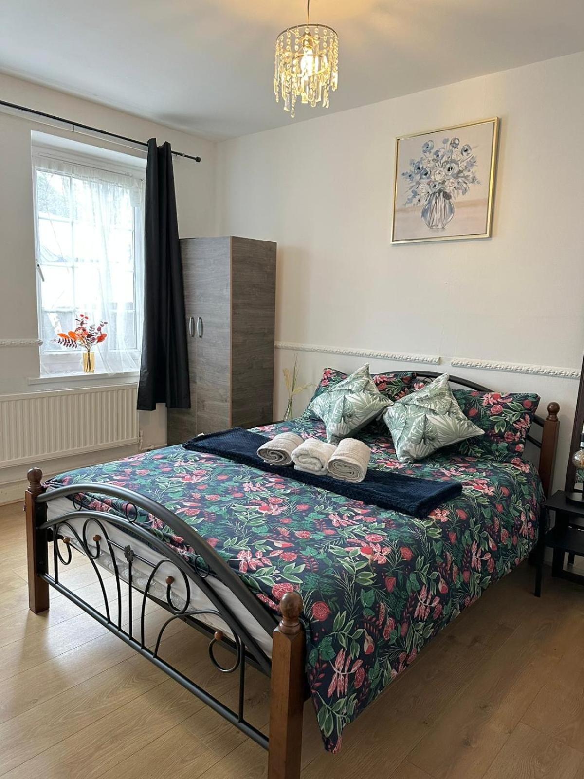 2 Bedroom Flat, 2 Minutes Walk To Bethnalgreen Station, Central Лондон Экстерьер фото